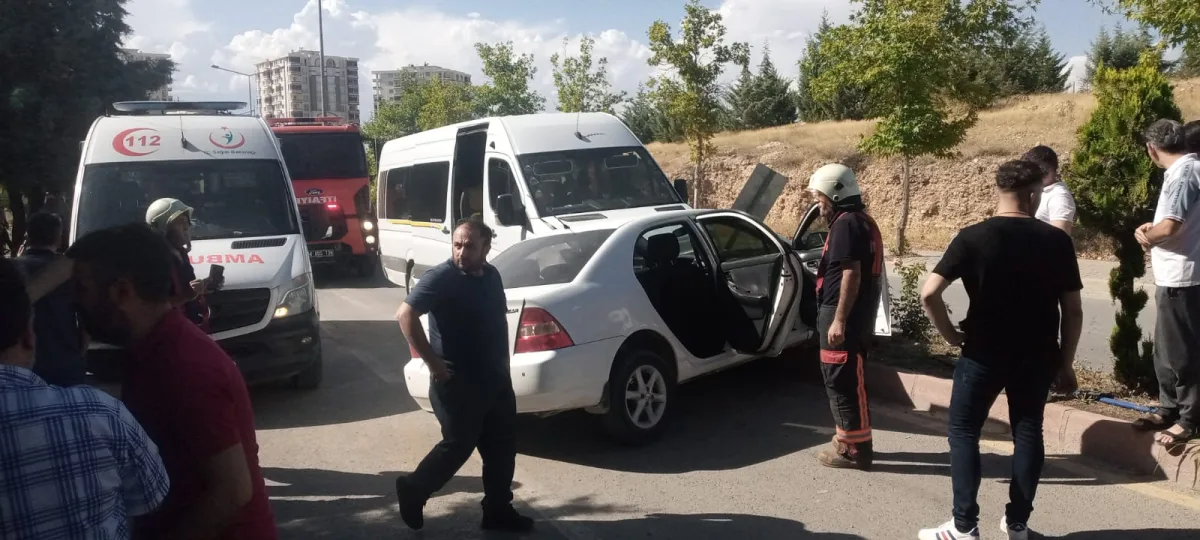 Otobüs ve Otomobil Çarpıştı 4 Yaralı