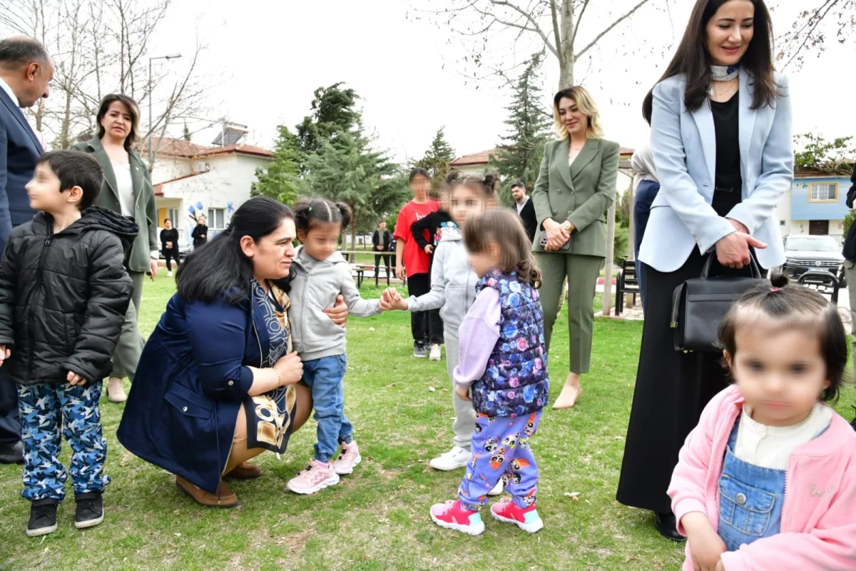 Hanımefendi Yavuz, Aile Danışma Merkezi Müdürlüğü ve MİAD Çocuk Evlerine Ziyarette Bulundu