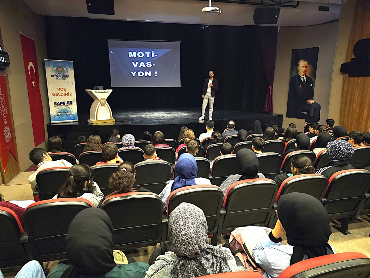 BÜYÜKŞEHİR SEMT KONAKLARI ÖĞRENCİLERİNE  MOTİVASYON SEMİNERİ VERİLDİ