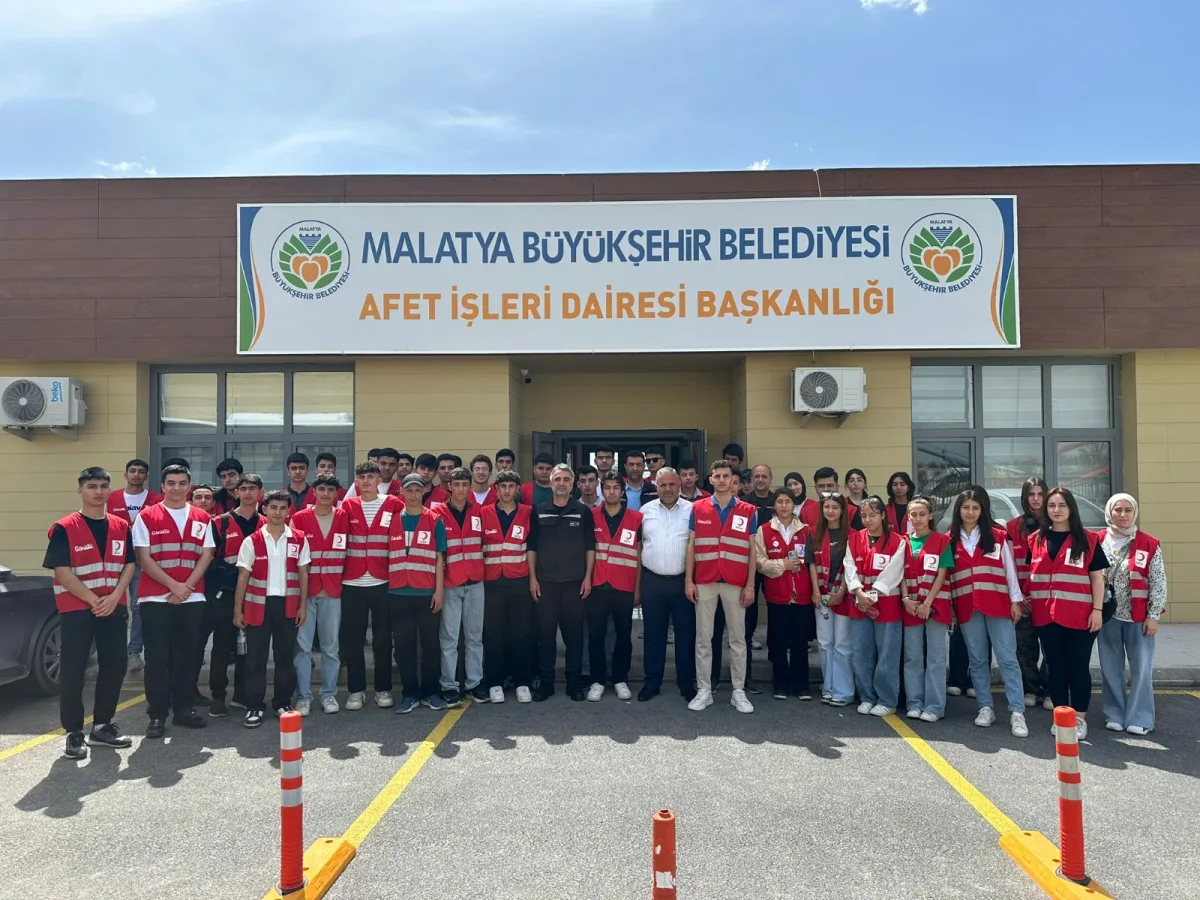 GENÇ KIZILAY EKİBİNE AFET VE YANGIN KONULARINDA EĞİTİM VERİLDİ