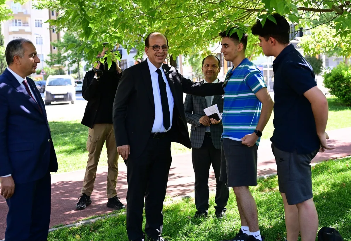 BAŞKAN GEÇİT, PARK ALANLARINDAKİ YENİLEME HİZMETLERİNİ İNCELEDİ