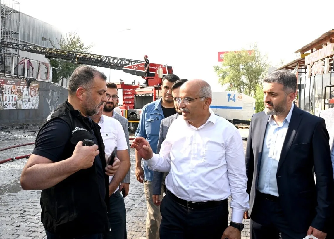 BÜYÜKŞEHİR BELEDİYESİ 12 İTFAİYE ARACI VE 50 PERSONELLE YANGINA MÜDAHALE ETTİ