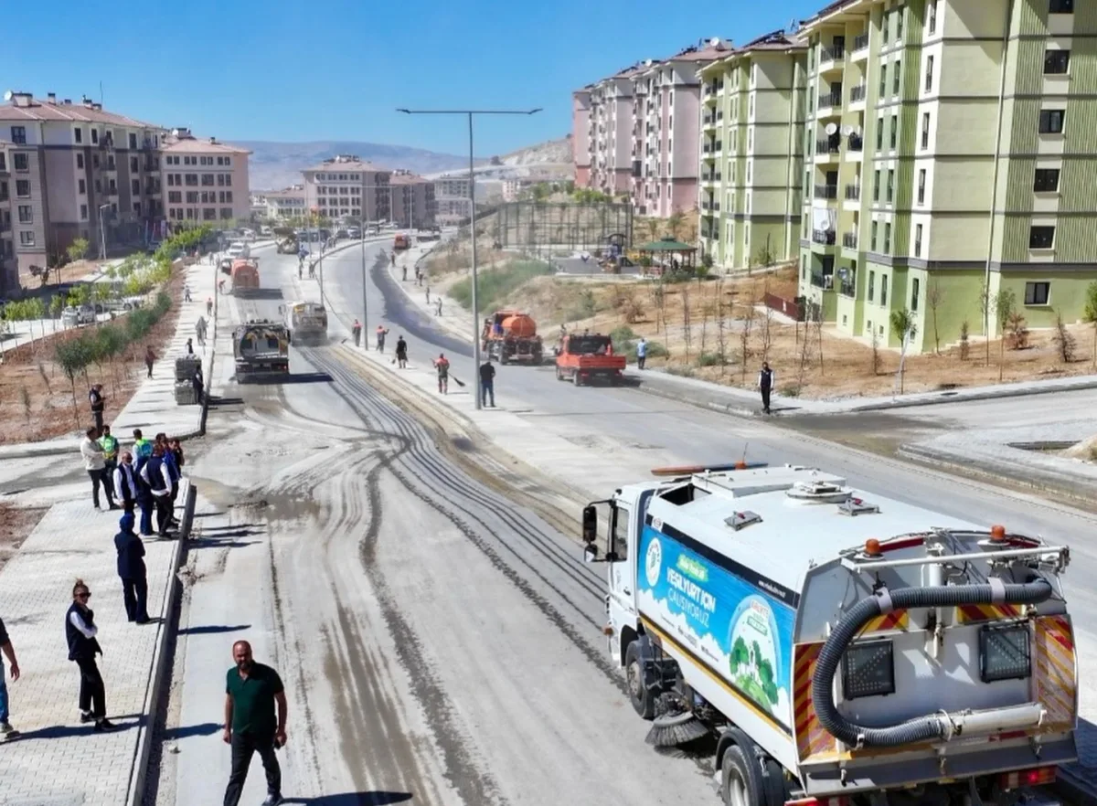 YEŞİLYURT BELEDİYESİNİN TEMİZLİK SEFERBERLİĞİ DEVAM EDİYOR 