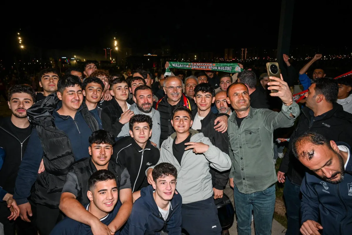 SAMİ ER TARAFTARLA TEK YÜREK OLDU: YEŞİLYURTSPOR FİNAL YOLUNDA TARİH YAZDI