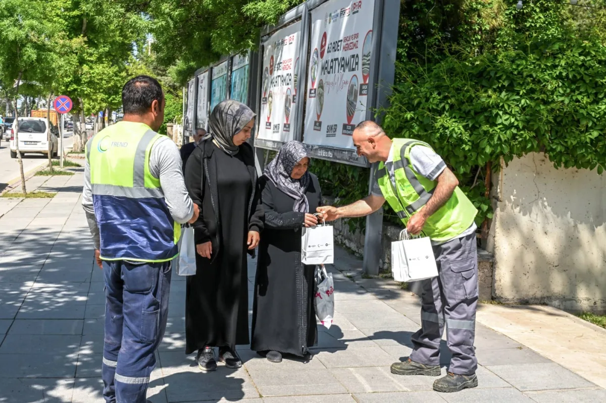 BÜYÜKŞEHİR BELEDİYESİ VATANDAŞLARA ÜCRETSİZ 20 BİN FİDE DAĞITTI