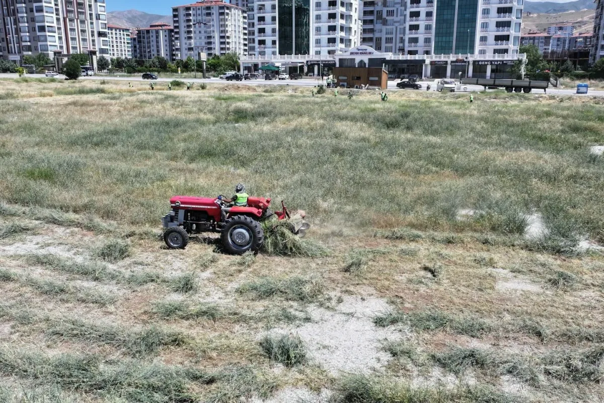 YEŞİLYURT BELEDİYESİ YANGIN RİSKİNE KARŞI OT BİÇME ÇALIŞMALARINI HIZLANDIRDI