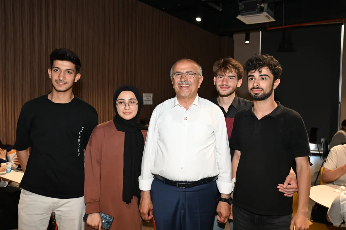 Başkan Er, Öğrencilere Yemek Dağıttı