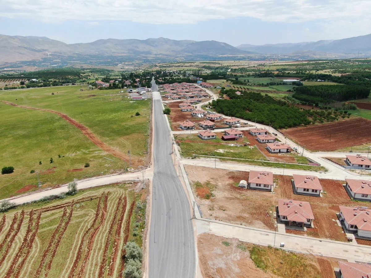 DOĞANŞEHİR YOLKORU ’DA TOZLU YOL TARİHE KARIŞTI