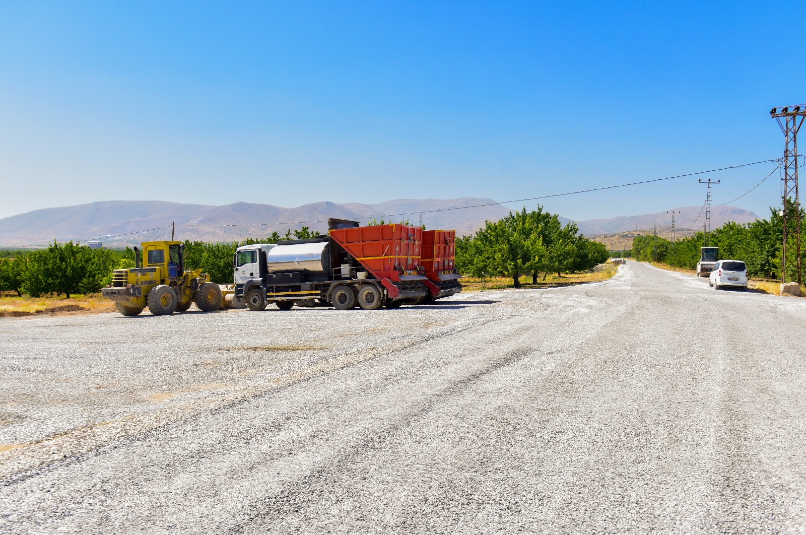 BÜYÜKŞEHİR BELEDİYESİ YOL ÇALIŞMALARINI SÜRDÜRÜYOR