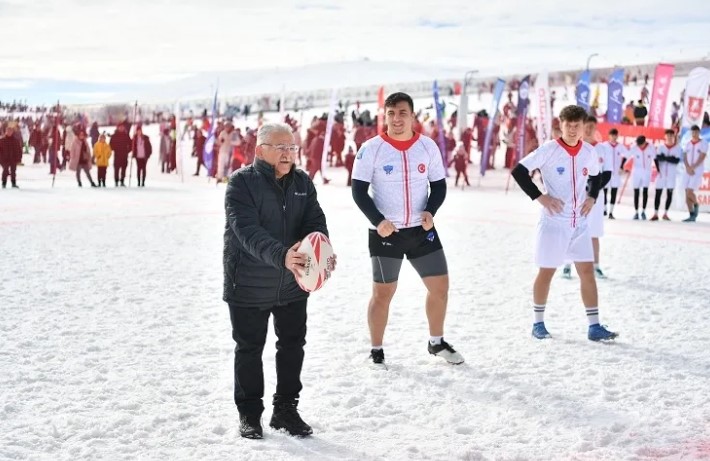 Erciyes’te Kar Ragbi Coşkusu Sürüyor