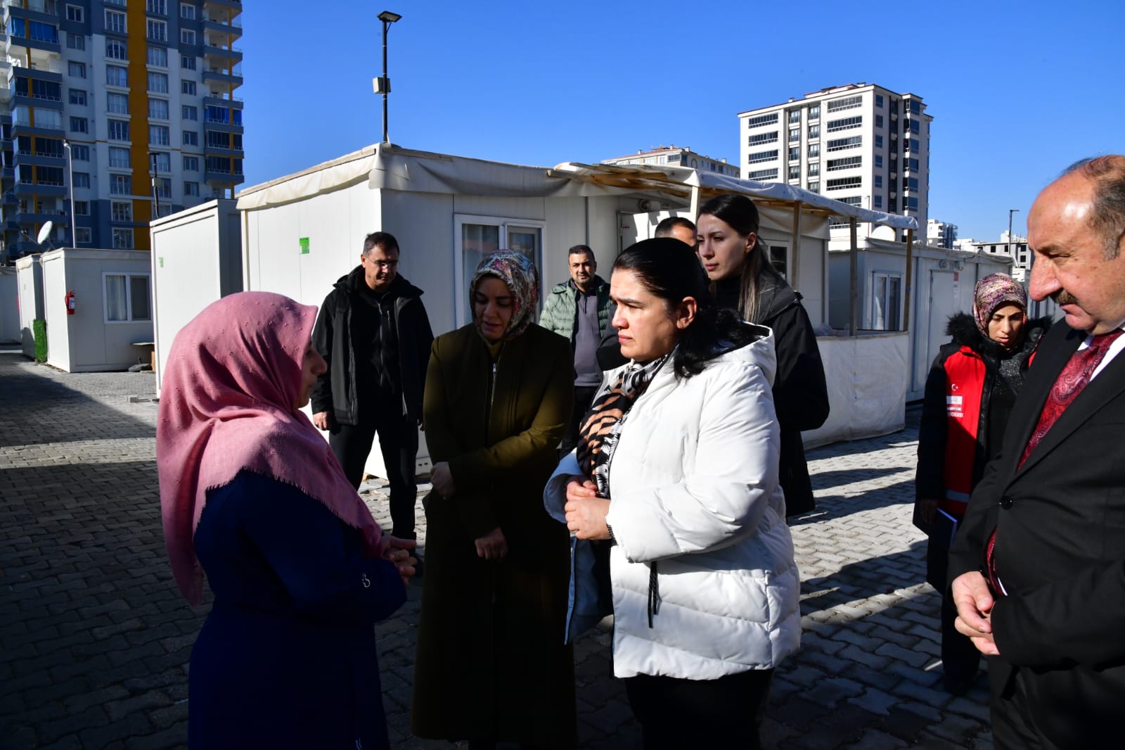 Hanımefendi Selda Yavuz Tandoğan Konteyner Kentte İkamet Eden Aileleri Ziyaret Etti