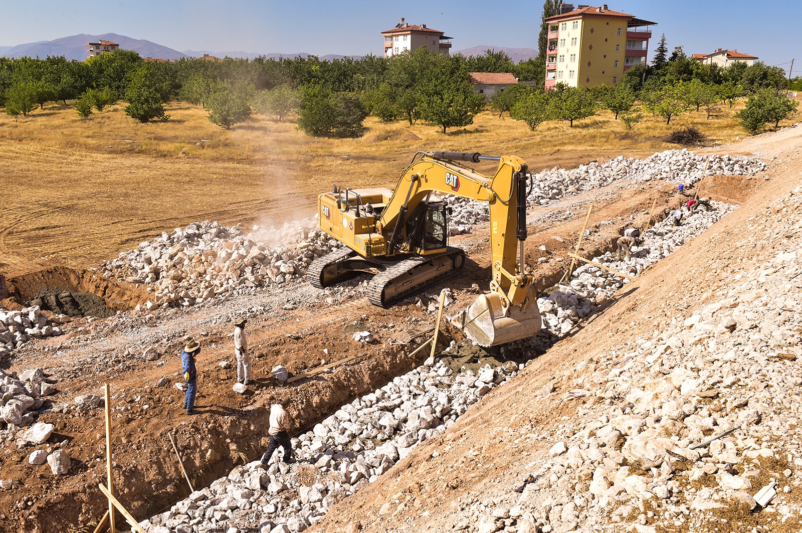 KUZEY KUŞAK YOLUNDA 2 BİN 600 METRE İSTİNAT DUVARI YAPILIYOR