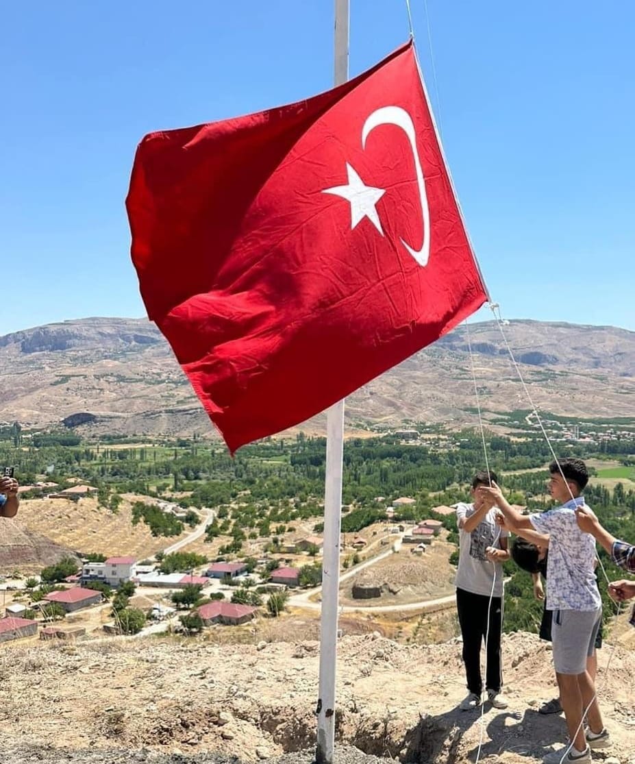 Malatya Darende Şendere’de Bayrak Dalgalandırıldı