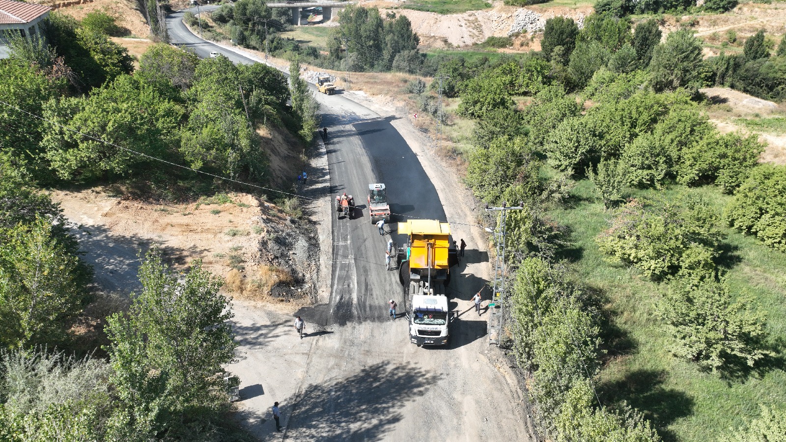 ŞAHNAHAN MAHALLESİ’NDEKİ MEVCUT YOL YENİLENİYOR