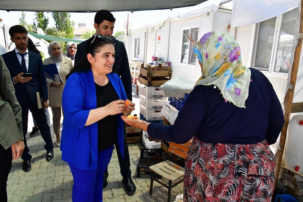 Selda Yavuz Hanımefendi Doğanşehir İlçesindeki Depremzede Ailelerle Bir Araya Geldi