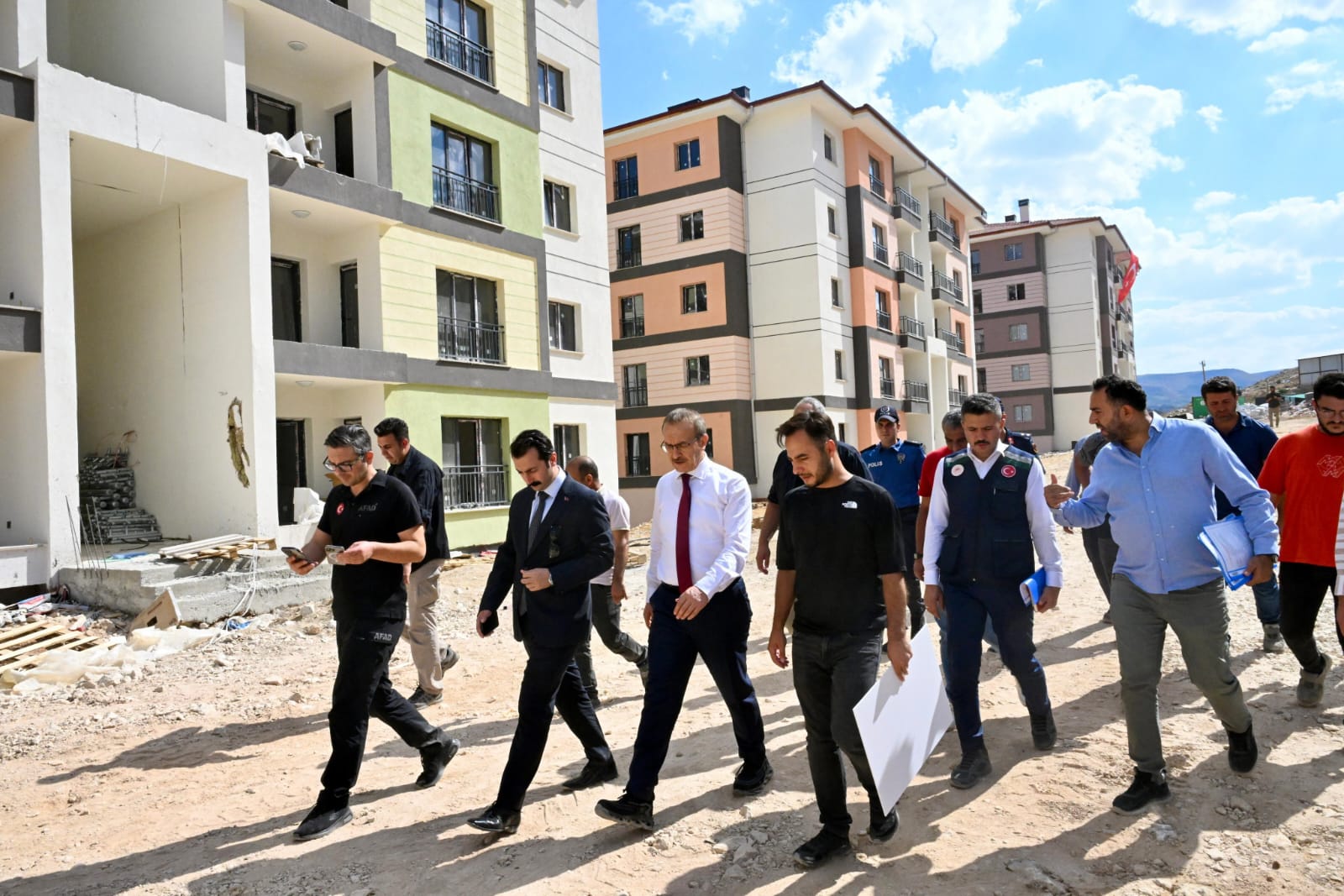 Vali Seddar Yavuz, Hekimhan İlçesinde Yapımı Devam Eden TOKİ Konutlarında İncelemelerde Bulundu