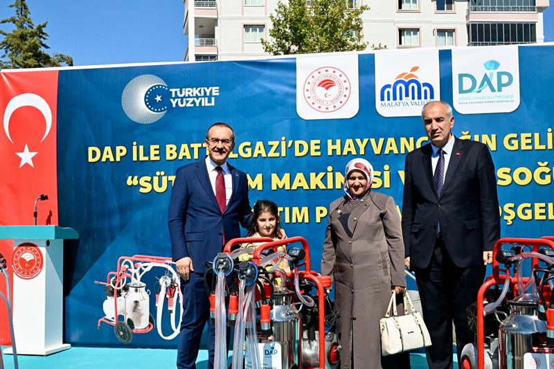 Vali Seddar Yavuz, Süt Sağım Makinesi ve Süt Soğutma Tankı Dağıtım Törenine Katıldı