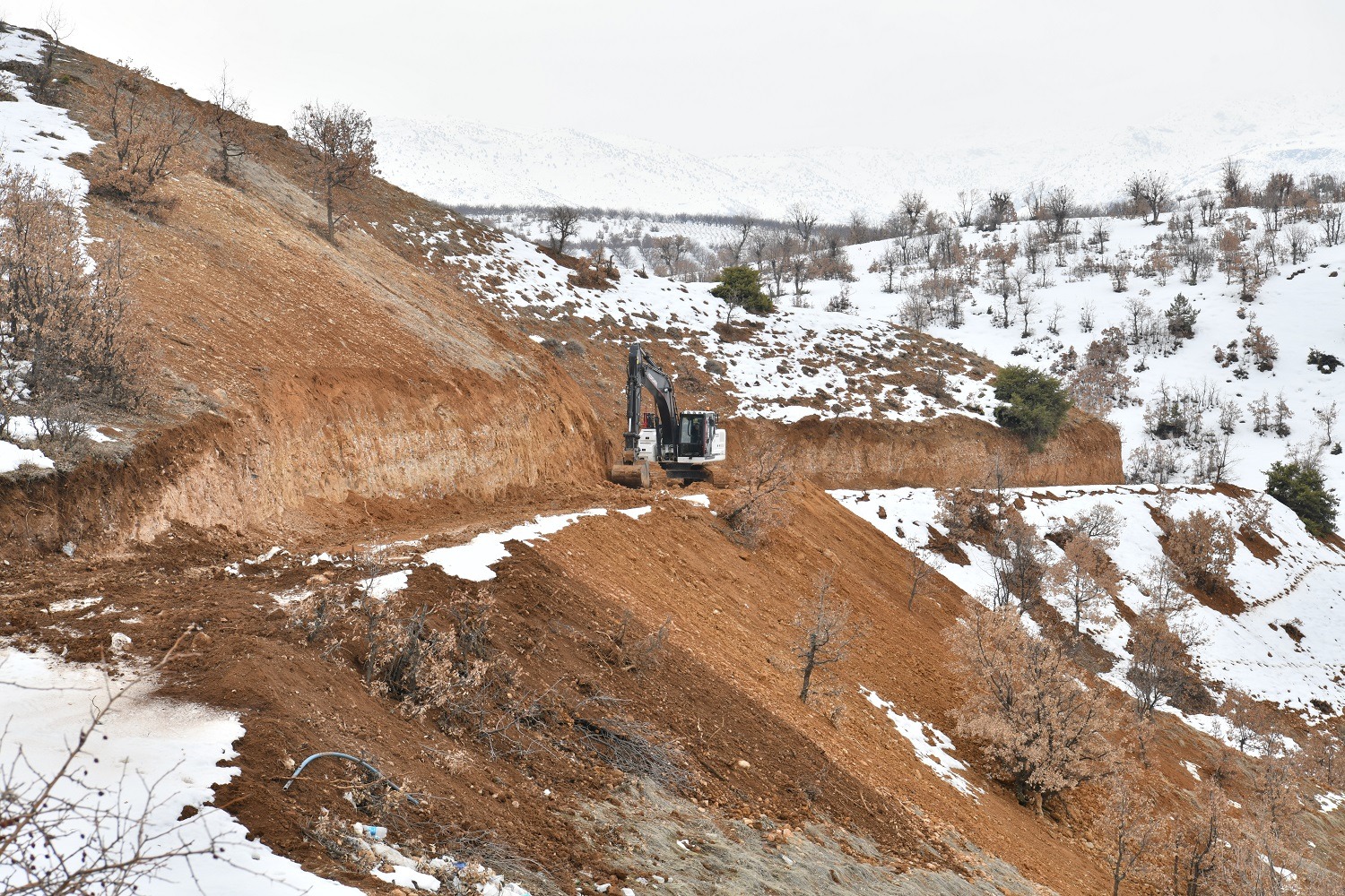 YEŞİLYURT’TA KIRSAL BÖLGELERİN ULAŞIM STANDARDI YÜKSELİYOR