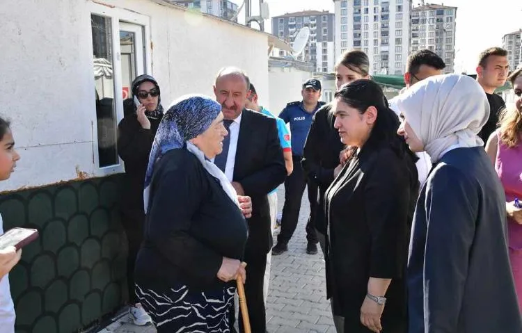 SELDA YAVUZ HANIMEFENDİDEN DEPREMZEDELERE ZİYARET