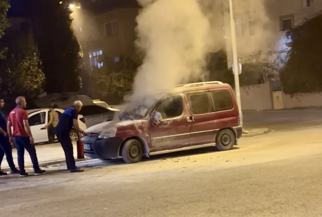 Malatya Zabıta Görevlisi Yanan Aracı Söndürdü