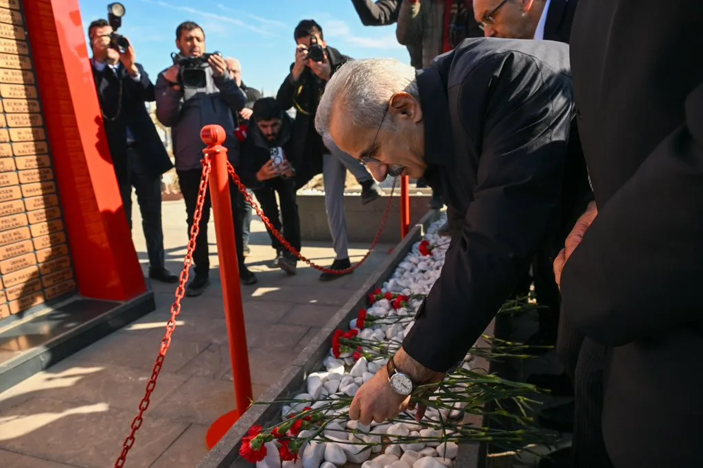 Ulaştırma Ve Altyapı Bakanı Abdulkadir Uraloğlu Deprem Şehitliğini Ziyaret Etti