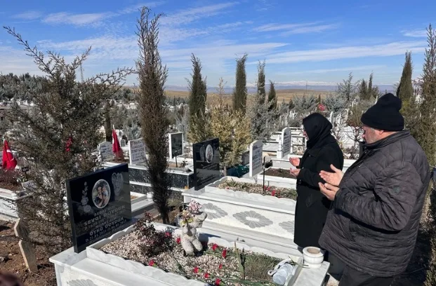 Anne Kızına, Baba Oğluna Sarılı Defnedildi: 6 Şubat’ın Acısı Malatya’da Dinmiyor