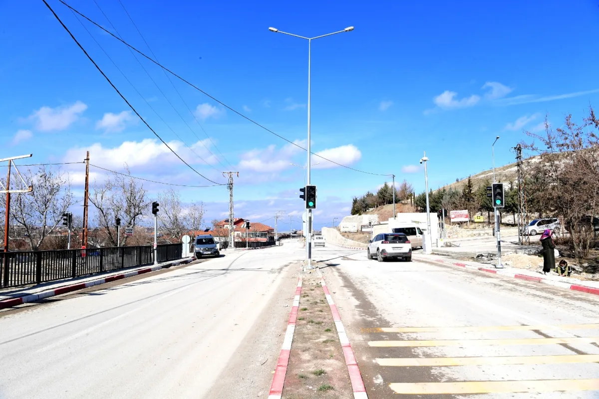 Büyükşehir Trafikte Güvenliği Artırıyor: Yoğun Noktalara Sinyalizasyon Kuruluyor