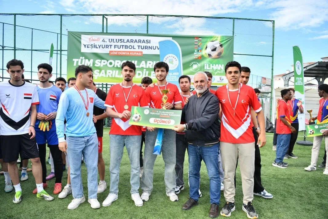 MİNİ DÜNYA KUPASI’NDA KARDEŞLİK KAZANDI: YEŞİLYURT’TA ULUSLARARASI FUTBOL COŞKUSU