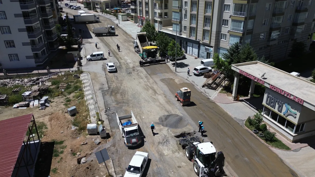 BATTALGAZİ'DE ASFALT ÇALIŞMALARI SÜRÜYOR