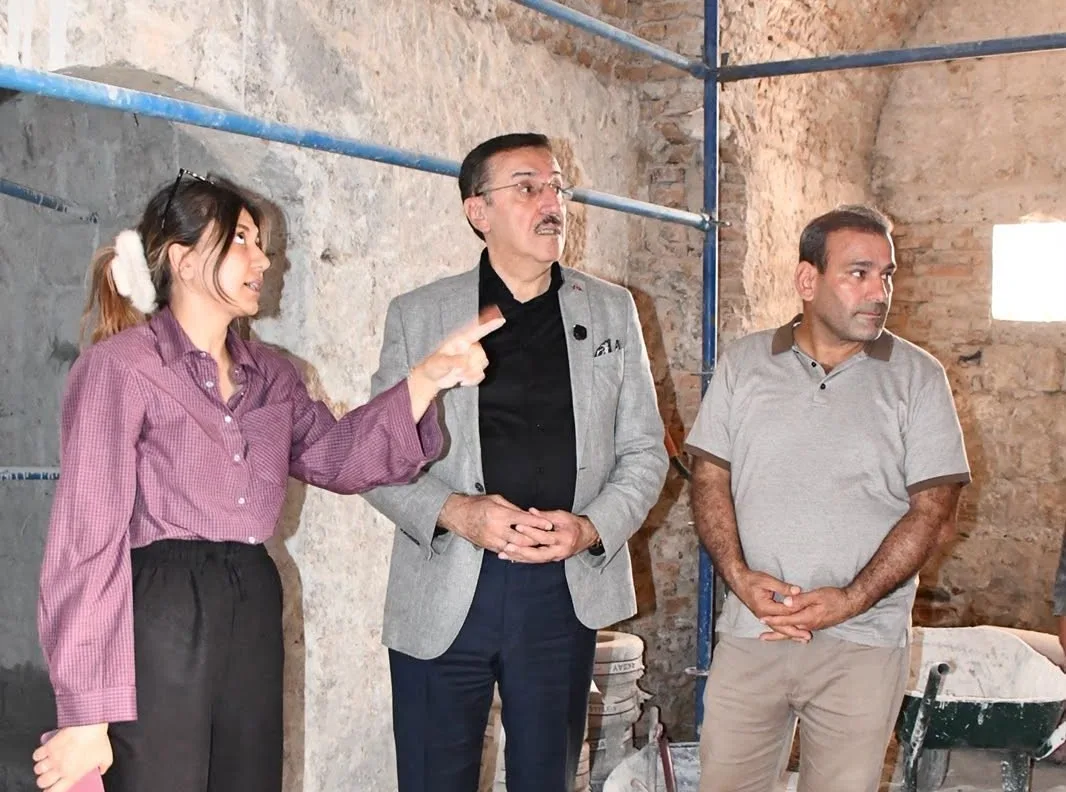 Tüfenkci, yeniden inşa edilen Yeni Cami'de incelemede bulundu