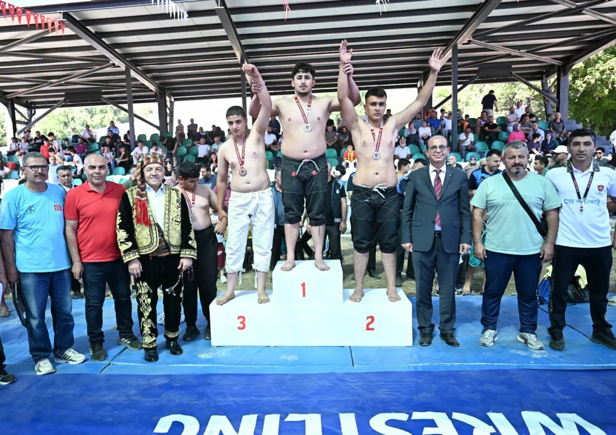 YEŞİLYURT KİRAZ FESTİVALİ’NDE KARAKUCAK GÜREŞLERİ HEYECANI YAŞANDI
